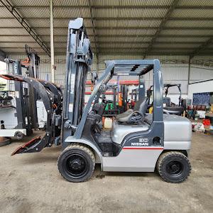 Xe nâng dầu 3 tấn Nissan FD30 gắn kẹp giấy 1.5m, nâng cao 4m