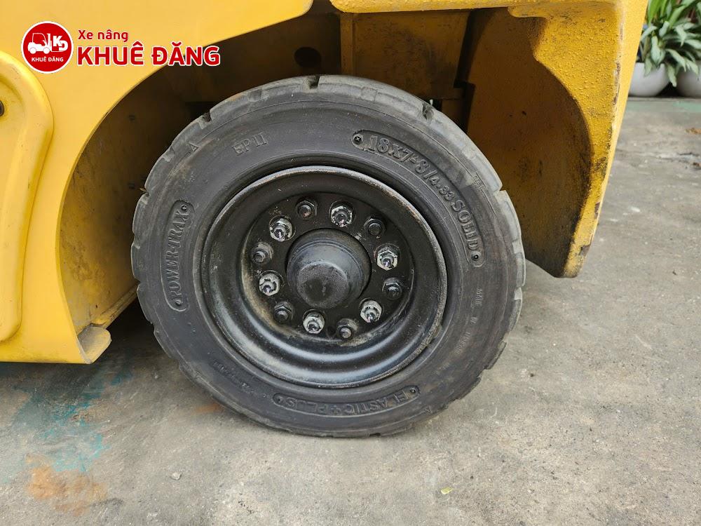 Xe nâng điện ngồi lái 2.5 tấn Komatsu FE25-1, lốp đôi nâng cao 4m