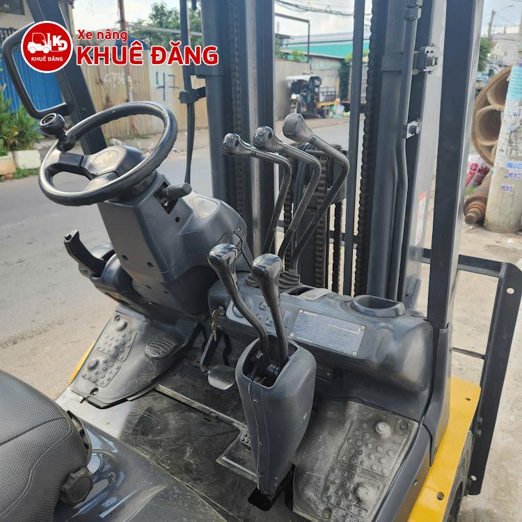 Xe nâng dầu 2.5 tấn Komatsu FD25C-16 số sàn, nâng cao 4.5m, ty giữa chui cong