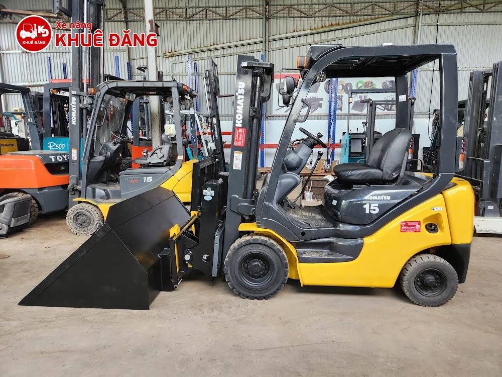 Hệ thống bánh đặc và lốp hơi tiêu chuẩn trên xe nâng Komatsu FD15C-18 gắn gầu xúc.