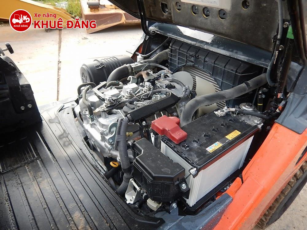 Động cơ dầu Toyota 1ZS danh tiếng giúp xe vận hành mạnh mẽ và tiết kiệm nhiên liệu.