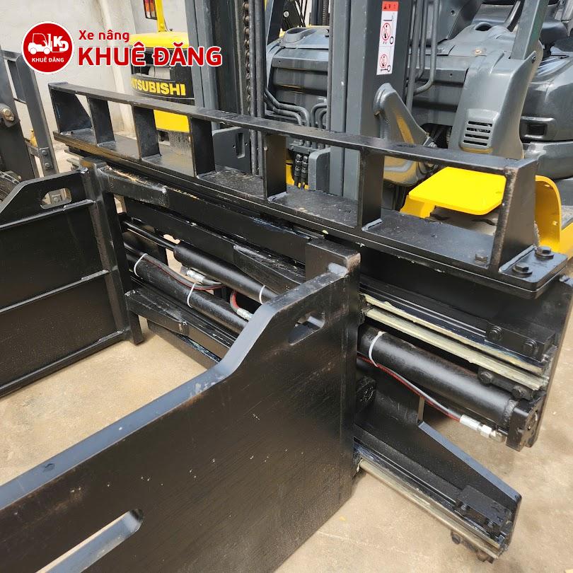 Bộ kẹp kiện hàng vuông trên xe nâng Komatsu FD30T-17