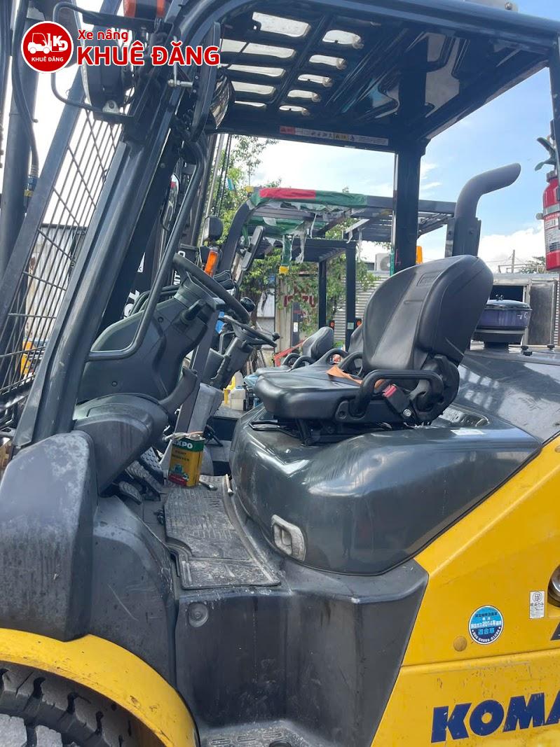 Cabin xe nâng dầu 3.5 tấn Komatsu FH35-2 thiết kế ngồi lái tầm nhìn rộng, ghế treo có dây đai an toàn giảm rung mỏi lưng, tay lái trợ lực và cần điều khiển thủy lực bố trí khoa học cùng bảng đồng hồ hiển thị đầy đủ thông tin vận hành, giúp tài xế vận hành xe nâng cũ bãi Nhật thoải mái và an toàn trong ca làm việc dài.