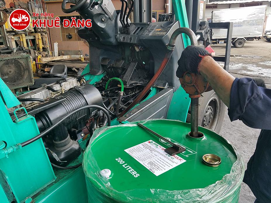 Thay nhớt thủy lực cho xe nâng Mitsubishi