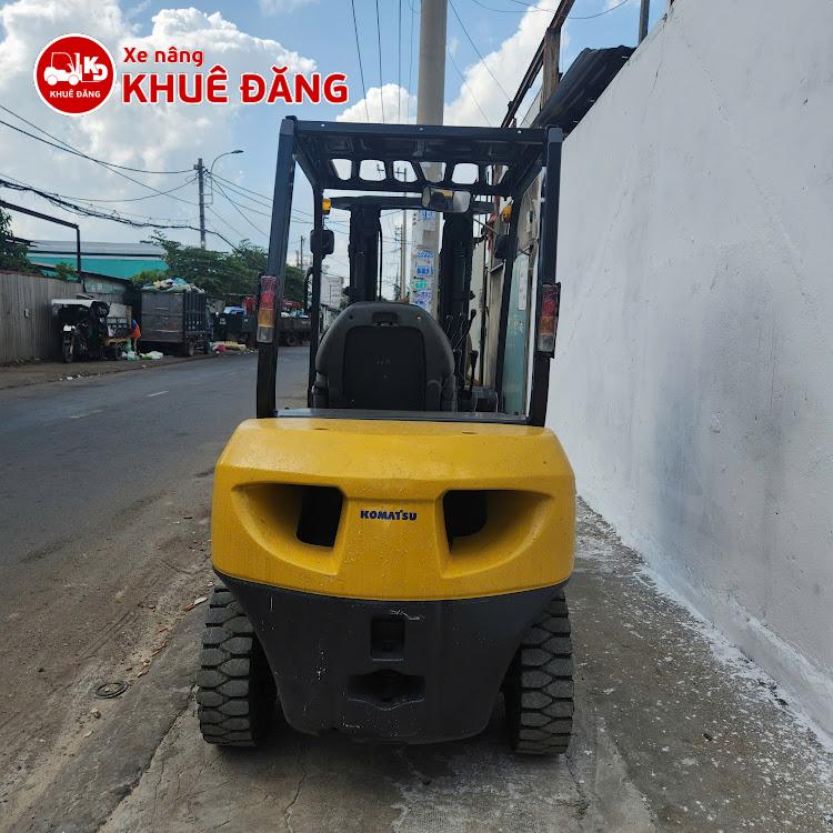 Xe nâng dầu 2.5 tấn Komatsu FD25C-16 số sàn, nâng cao 4.5m, ty giữa chui cong