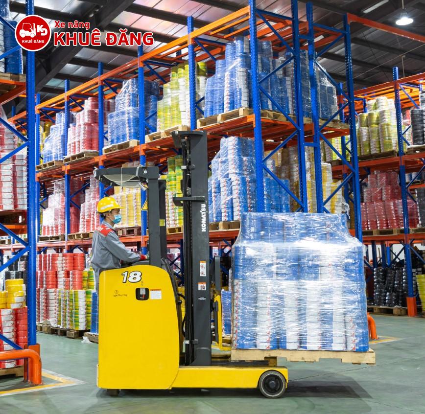 Dòng Xe nâng điện đứng lái Komatsu AR50 sử dụng trong kho hàng có kệ cao