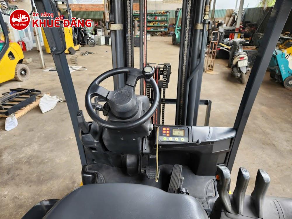 Khoang lái của Xe nâng điện ngồi lái 1.8 tấn Komatsu FB18-12