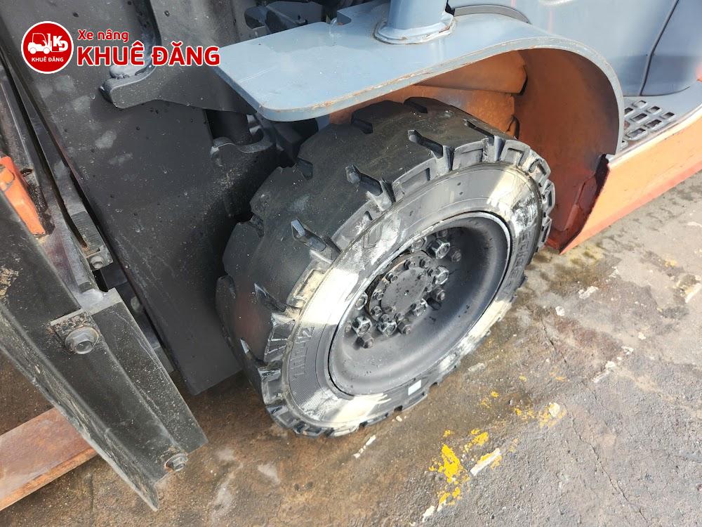 Bánh trước Xe nâng dầu Toyota 02-8FD20 là bánh đặc 700-12