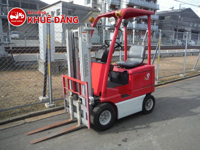 1926-Xe nâng điện ngồi lái 900kg Toyota 3FB9