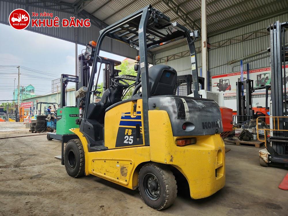 Xe nâng điện ngồi lái 2.5 tấn Komatsu FB25-12