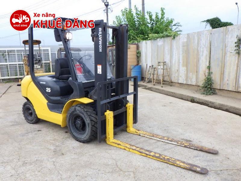 Xe nâng dầu 2.5 tấn Komatsu FD25T-17 có Kích thước tổng thể nhỏ gọn trong phân khúc xe nâng 2.5 tấn, chiều cao tổng thể khi hạ khung chỉ khoảng hơn 2.1m, dễ di chuyển qua cửa, mái che hoặc container.