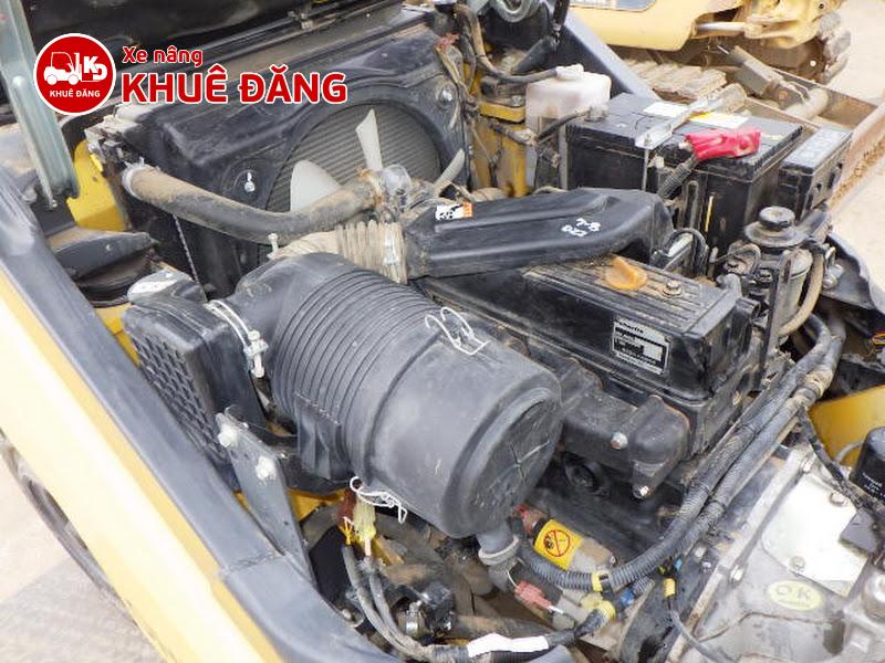 Xe nâng dầu Komatsu FD25T-17 dùng động cơ diesel Komatsu 4D94LE, nổi tiếng với độ bền, hiệu suất mạnh mẽ và tiết kiệm nhiên liệu