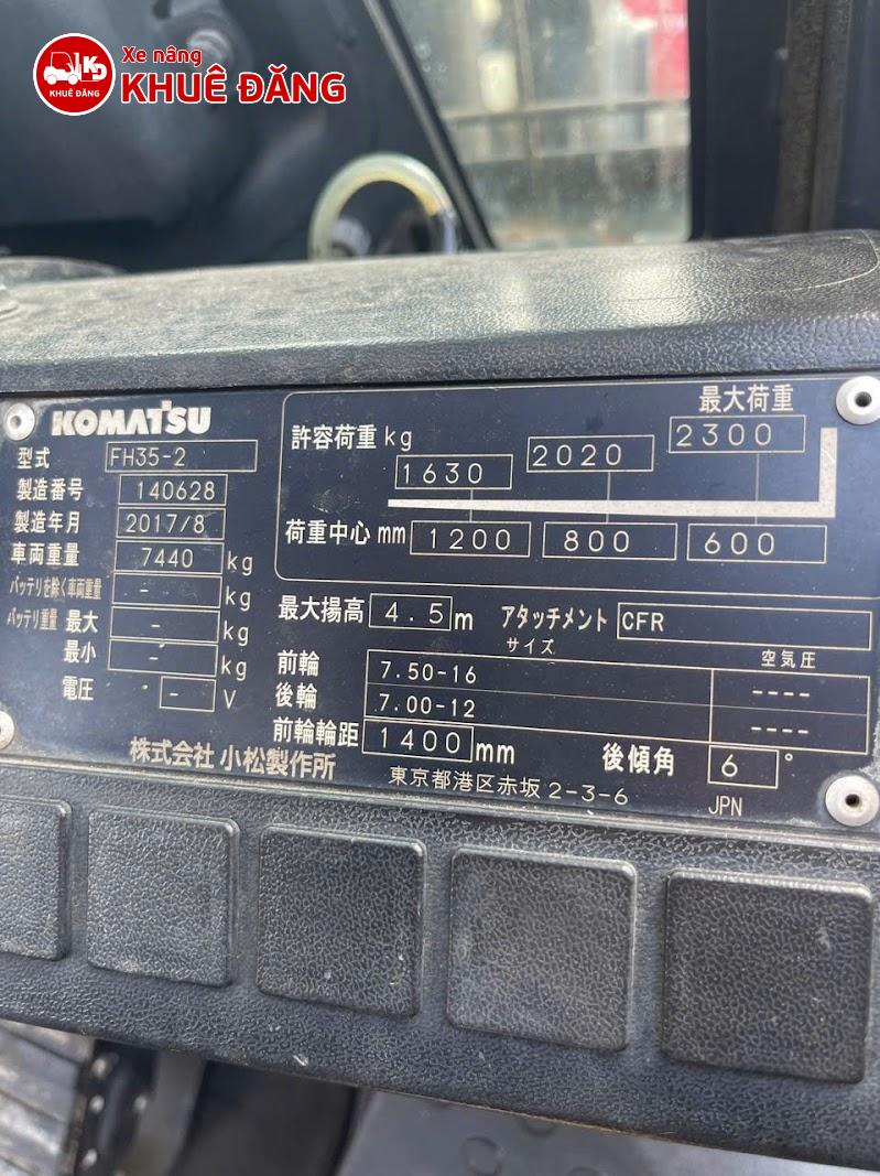 Xe nâng dầu 3.5 tấn Komatsu FH35-2 có tải trọng nâng danh định 2300 kg tại tâm tải 600 mm, phù hợp pallet nặng và hàng hóa cồng kềnh. Xe sản xuất năm 2017