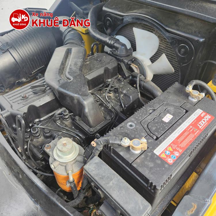 Xe nâng dầu 2.5 tấn Komatsu FD25C-16 số sàn, nâng cao 4.5m, ty giữa chui cong