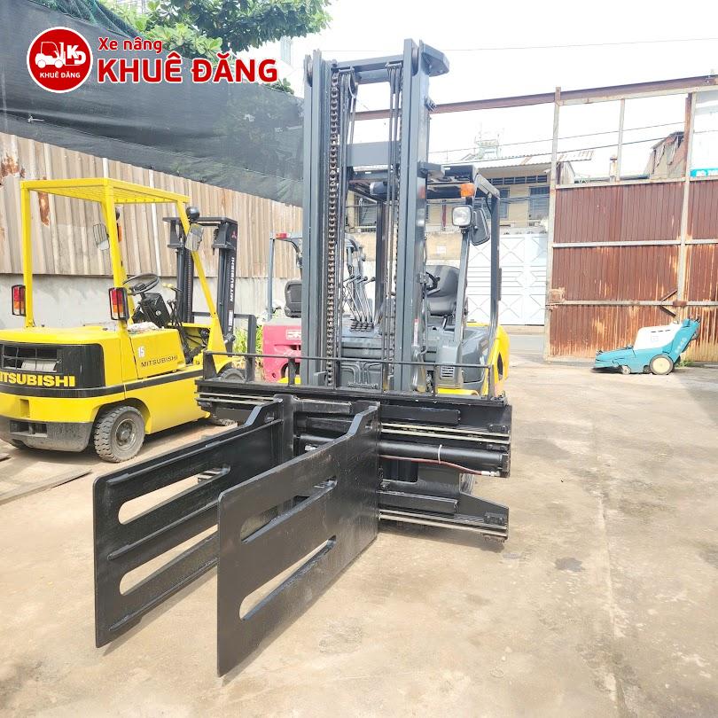 Xe nâng dầu 3 tấn Komatsu FD30T-17 gắn kẹp vuông