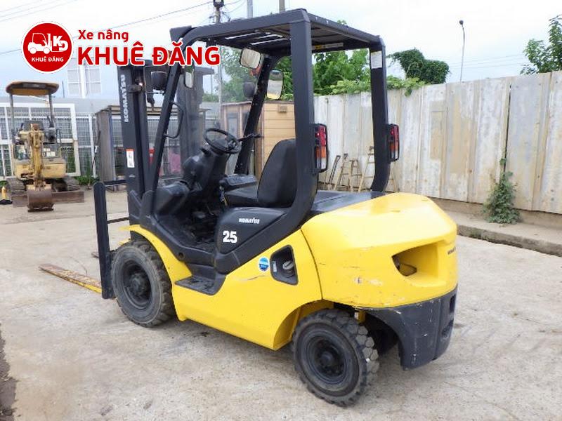 Xe nâng Komatsu 2.5 tấn thuộc phân khúc xe nâng dầu 2.5 tấn phổ biến nhất trong kho xưởng, phù hợp pallet 1–1.2 tấn và kiện hàng tới 2.5 tấn.