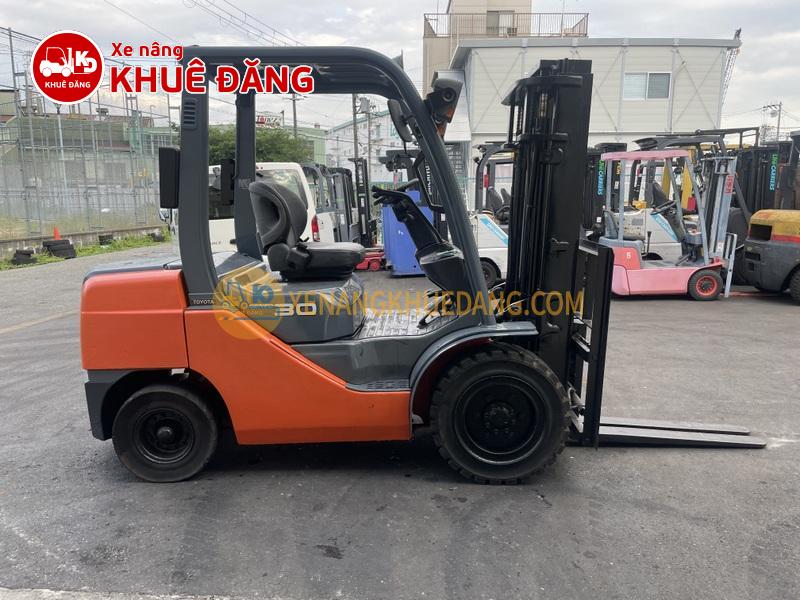 814-Xe nâng dầu 3 tấn Toyota 8FD30