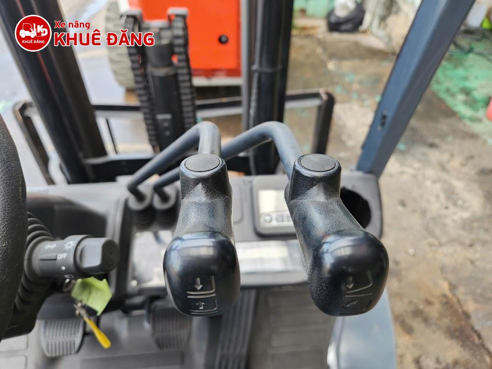 Càng nâng có nút cân hàng và nút canh khung thẳng đứng (chức năng SAS)