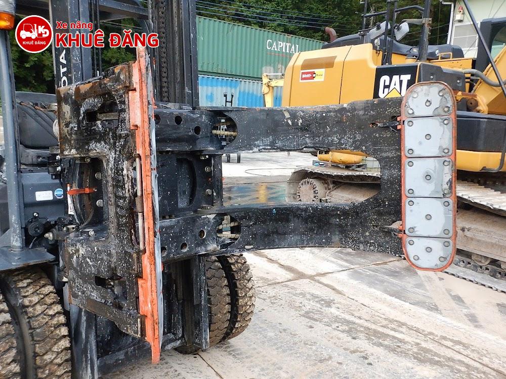 Cơ cấu xoay 360 độ giúp xếp dỡ cuộn giấy đứng hoặc nằm ngang dễ dàng