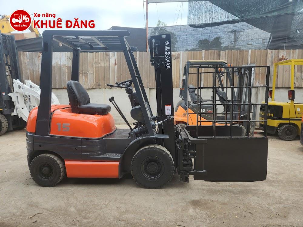Xe nâng xăng 1.5 tấn Toyota 6FG15 gắn kẹp vuông