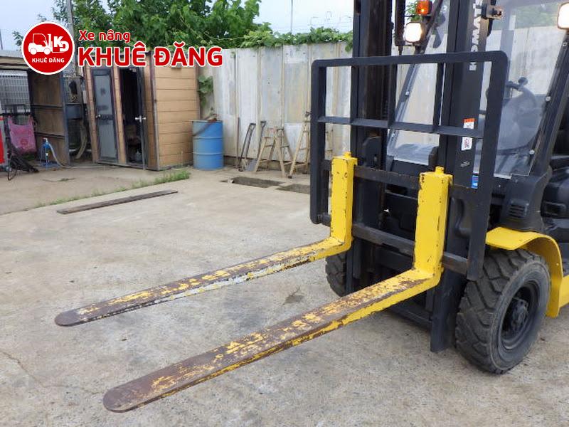 Chiều dài càng nâng 965mm, chắc chắn, phù hợp với pallet 1m, 1m1. Bơm thủy lực hiệu suất cao kết hợp van phân phối chính xác giúp xe nâng dầu 2.5 tấn điều khiển nâng, hạ, nghiêng khung dễ dàng.
