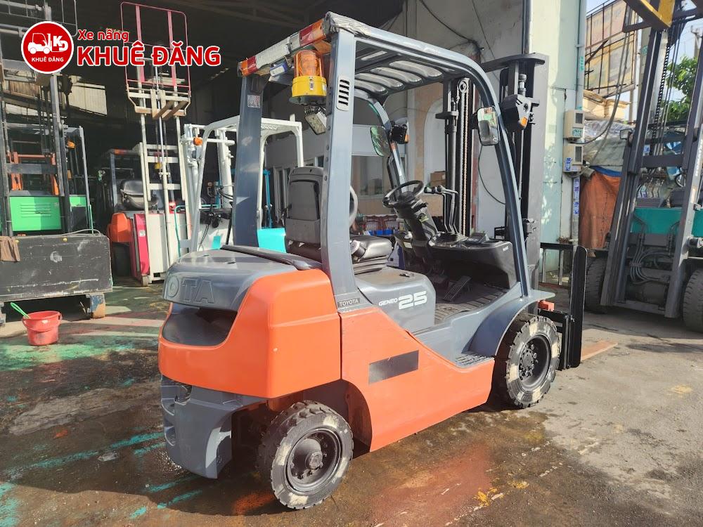 Xe nâng dầu 2 tấn Toyota 02-8FD20