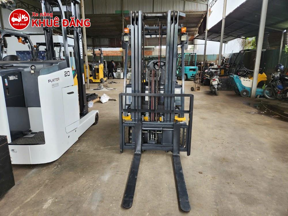 Xe nâng điện ngồi lái 1.8 tấn Komatsu FB18-12 nhìn từ phía trước
