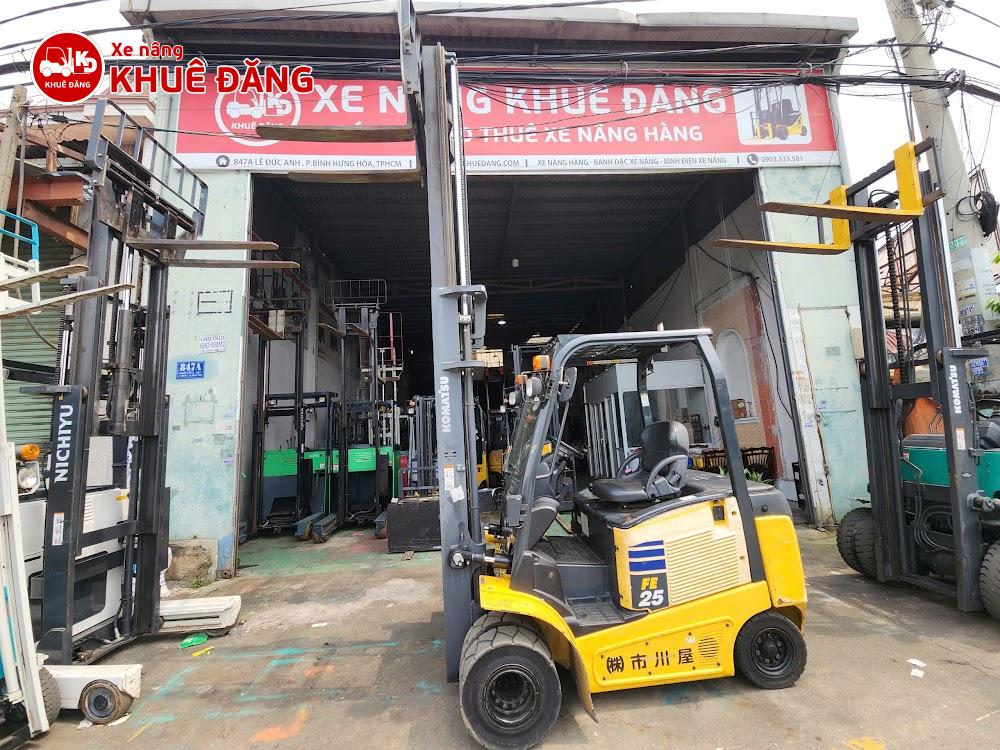Xe nâng điện ngồi lái 2.5 tấn Komatsu FE25-1, lốp đôi nâng cao 4m