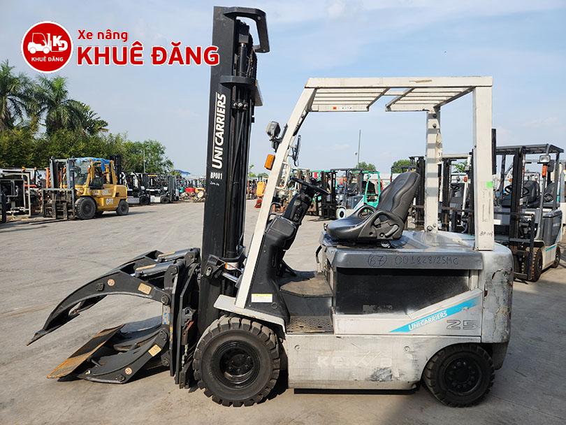 Xe nâng điện 2.5 tấn Unicarriers gắn bộ kẹp giấy tròn, nâng cao 4m