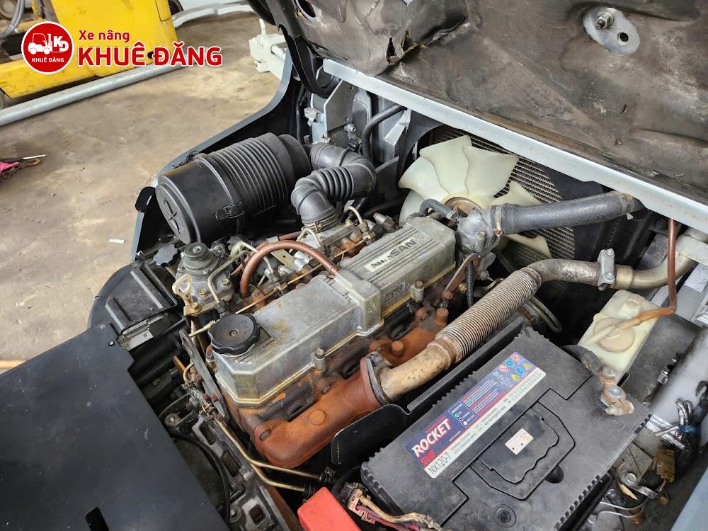 Xe nâng dầu 3 tấn Nissan gắn kẹp giấy