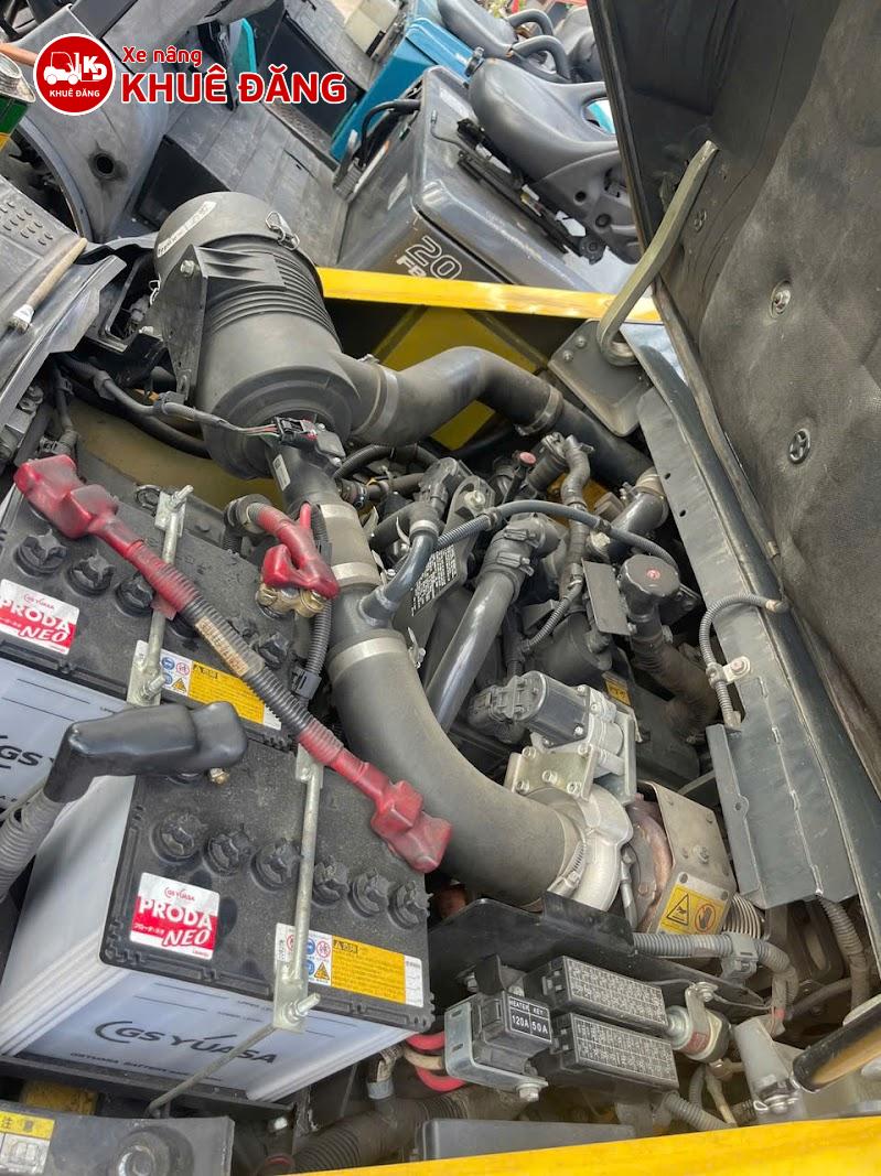 Động cơ Komatsu FH35-2 đạt chuẩn khí thải Tier 4 Final, thân thiện môi trường hơn nhiều so với các dòng xe nâng dầu cũ đời thấp.