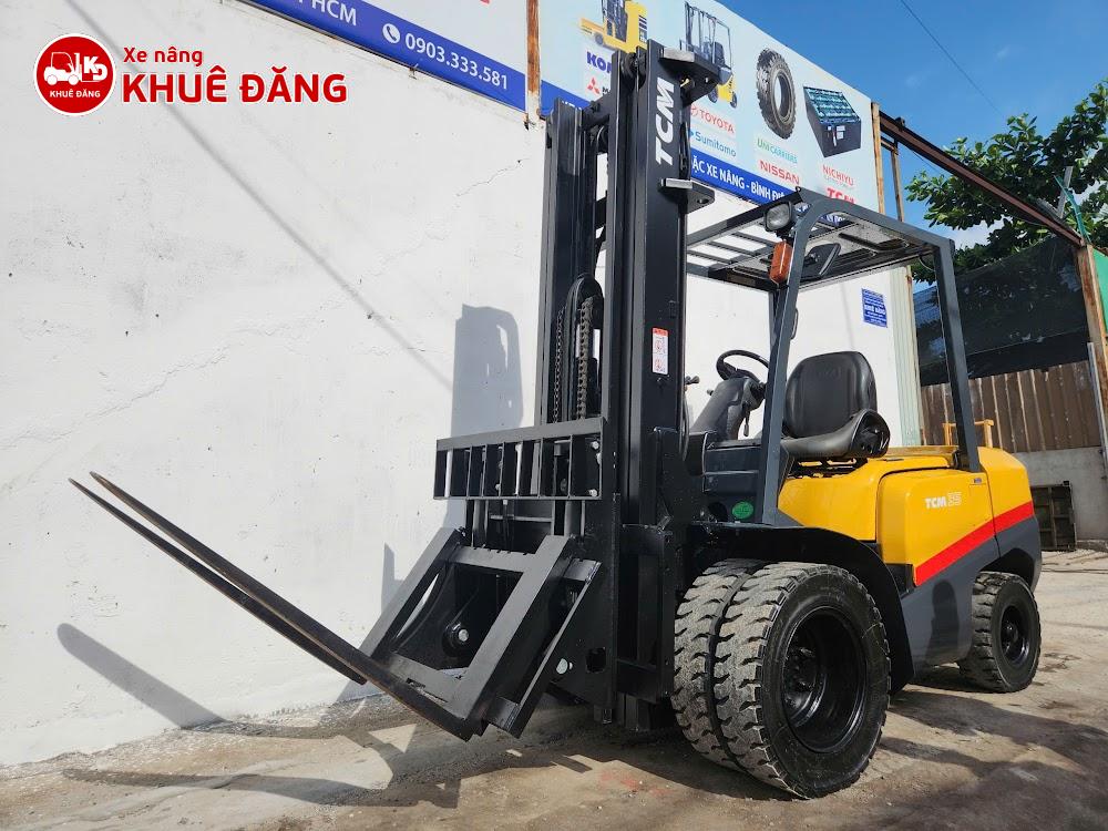 Xe nâng gật gù dùng để nâng hàng tròn