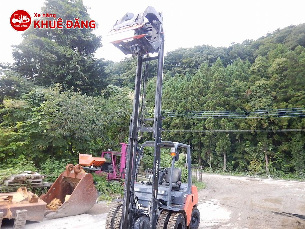 Xe nâng dầu 3 tấn Toyota 02-8FD30 có khung nâng vững chắc có thể đưa cuộn giấy lên chiều cao tối đa 4m an toàn.