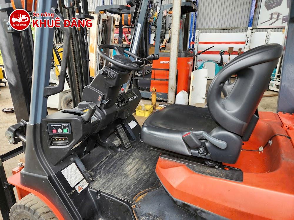 Ghế lái và khoang lái Xe nâng Toyota 8FB15 