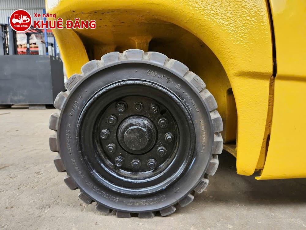 Xe nâng điện ngồi lái 1.8 tấn Komatsu FB18-12 có bánh sau là bánh đặc kích thước 16x6-8