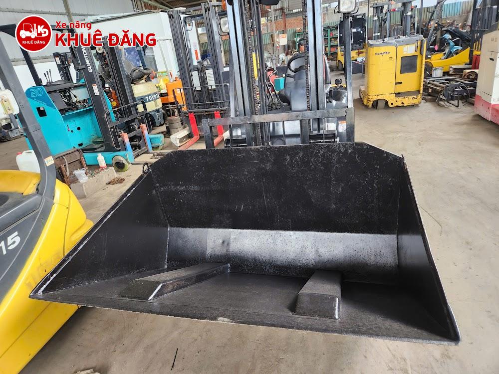 Xe nâng dầu 1.5 tấn Komatsu FD15C-18 gắn gầu xúc - Ứng dụng vật liệu xây dựng