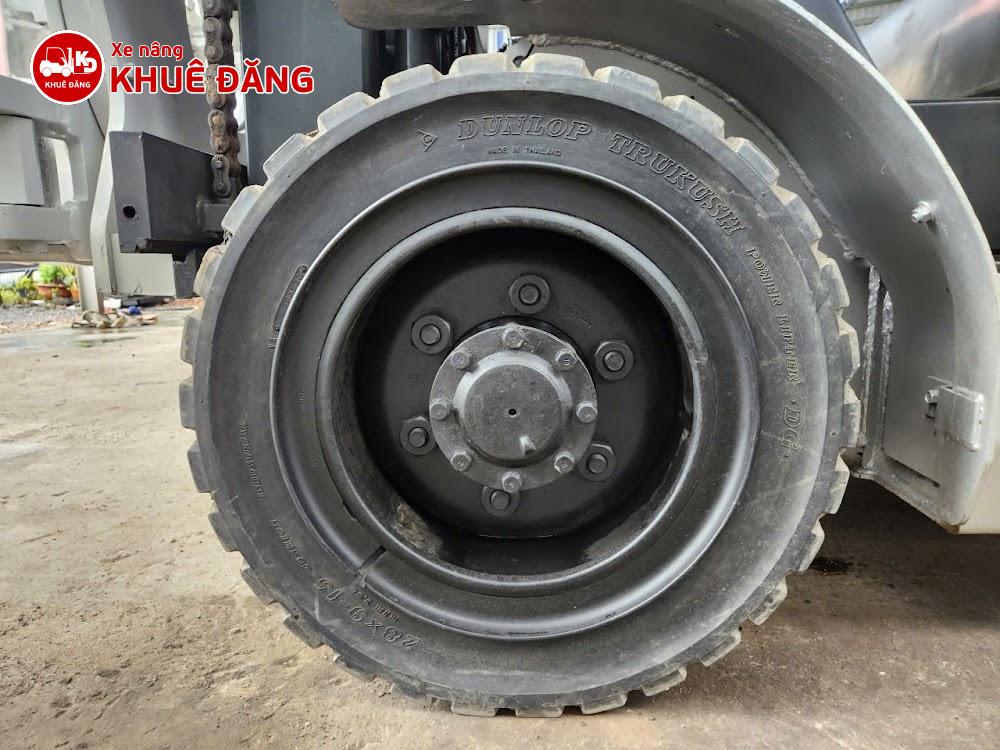 Xe nâng dầu 3 tấn Nissan gắn kẹp giấy