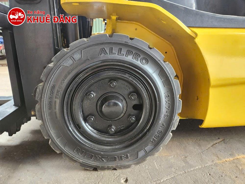 Xe nâng điện ngồi lái 1.8 tấn Komatsu FB18-12 có bánh trước là bánh đặc 18x7-8