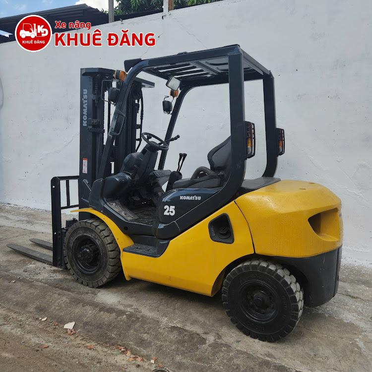 Xe nâng dầu 2.5 tấn Komatsu FD25C-16 số sàn, nâng cao 4.5m, ty giữa chui cong