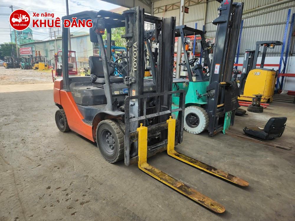 Xe nâng dầu 2.5 tấn Toyota 02-8FD25, sàng khung, sx 2020