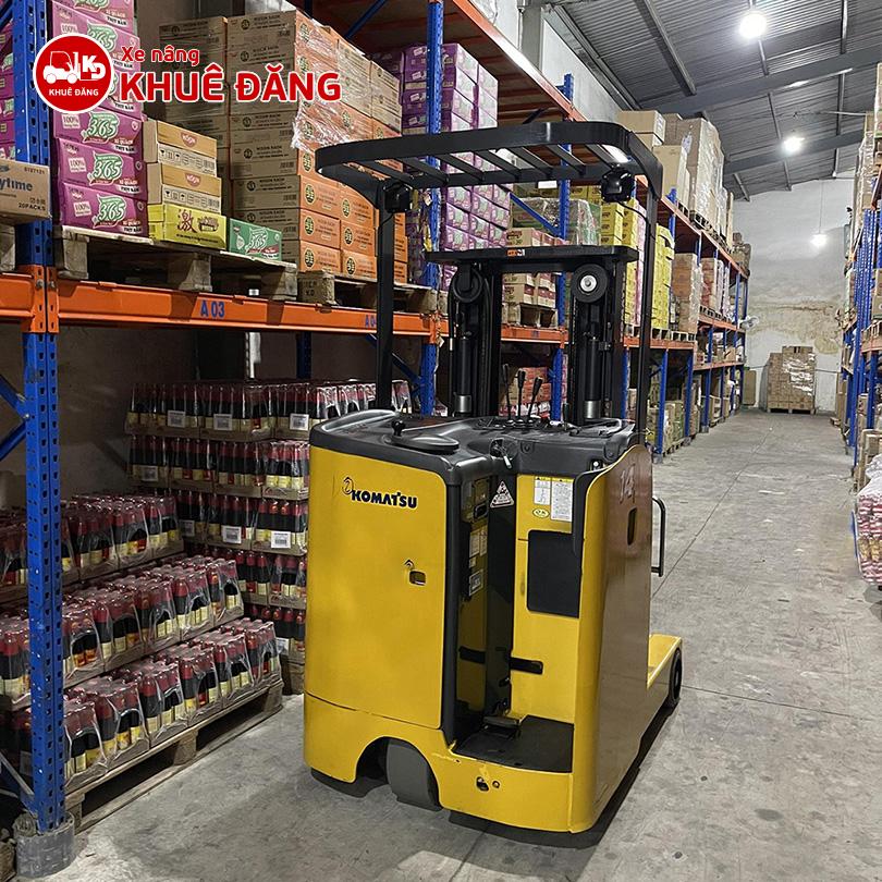 Xe nâng điện đứng lái Komatsu được dùng trong các kho hàng có kệ nhiều tầng