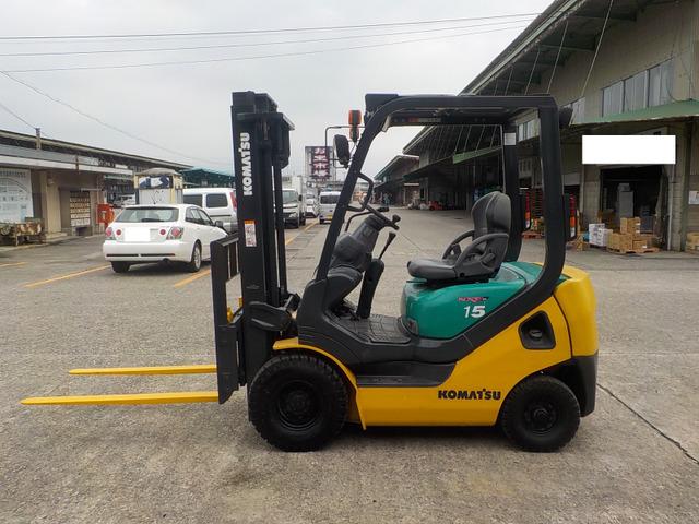 Mẫu xe nâng Komatsu FD15C-20 với capo màu xanh