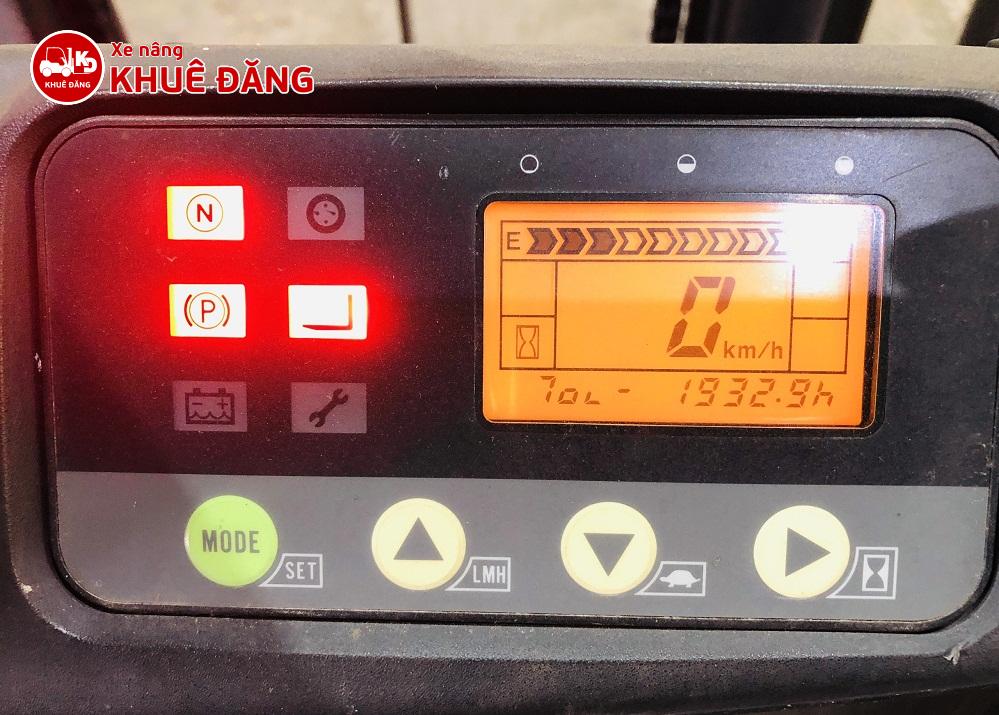 Trạng thái khóa của xe được hiển thị trên bảng đồng hồ