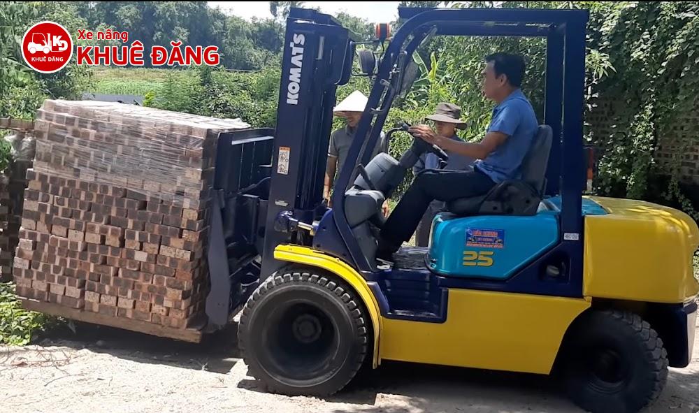 Xe nâng dầu 2.5 tấn Komatsu ở bãi vật liệu xây dựng