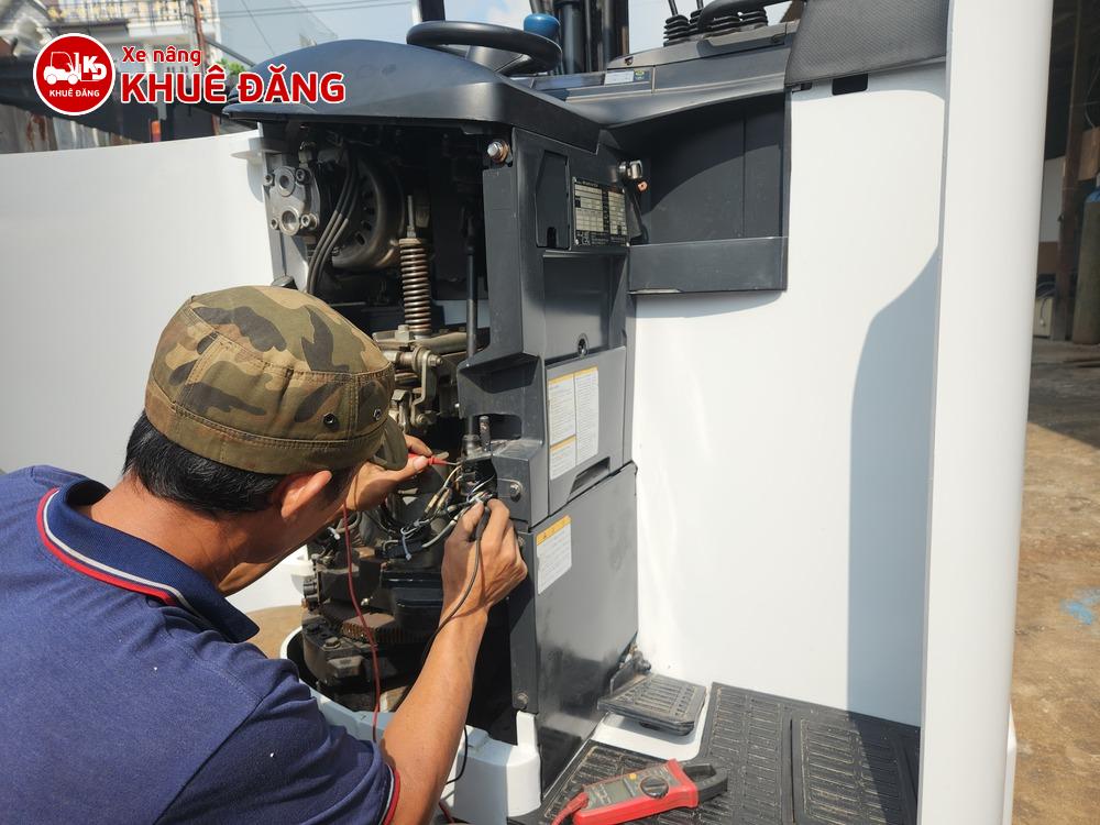 Kiểm tra xe nâng điện đứng lái