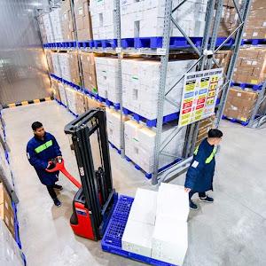 Xe nâng điện mini kiểu stacker được dùng trong kho hàng của VNVC