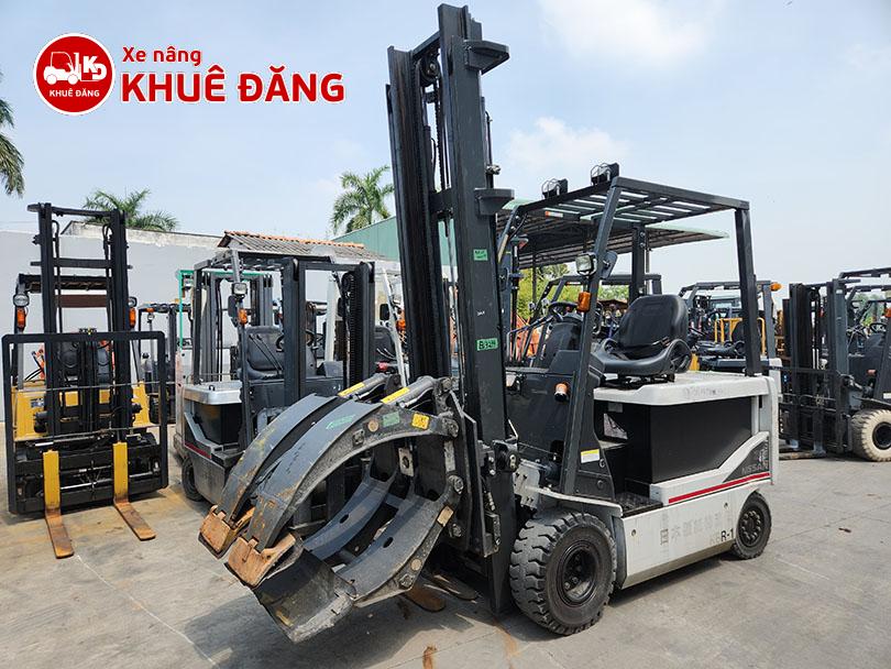 Xe nâng điện 2.5 tấn Nissan gắn kẹp giấy tròn xoay