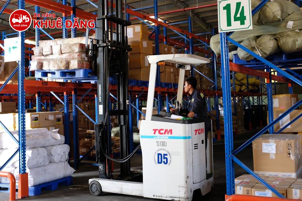 Cho thuê xe nâng điện đứng lái tại Hóc Môn