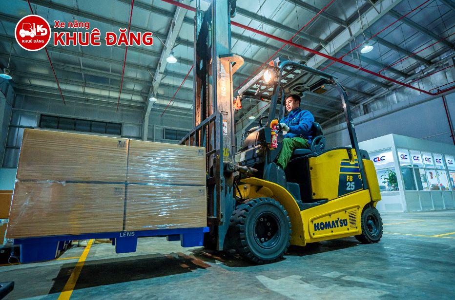 Xe nâng điện ngồi lái được sử dụng nhiều trong kho hàng (3)