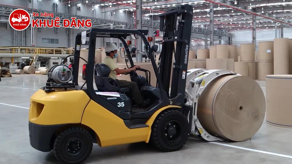 Xe nâng chạy xăng/gas thải ra ít khói hơn so với xe nâng máy dầu